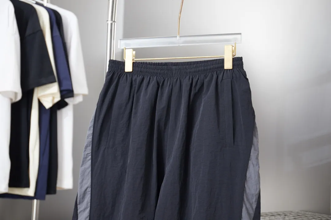 Balenciaga 𝘽𝘼𝙇𝙀𝙉𝘾𝙄𝘼𝙂𝘼 BLCG 25FW 3M embroidered ski sports woven trousers Light luxury A must-have item for men and women's daily commuting Correct version Welcome to compare Detailed features · Customized matt Taslan jacket fabric · The fabric has undergone a waterproof coating process · The interior is made of thickened warm polar fleece · Customized molded hardware zippers · Tajima high-speed embroidery machine with thousands of three-dimensional needles · Extremely complex and heavy-duty splicing and inserting technology · Double side pockets · Rear zipper patch pockets · Spring buckle elastic closure design on trouser legs · Original main mark washed tag brand packaging Color: Black/White Size: 46/48/50/52